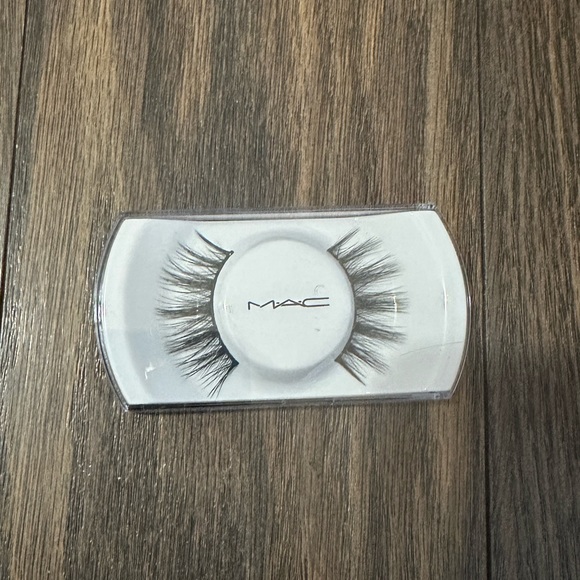 MAC Lashes - Picture 2 of 2